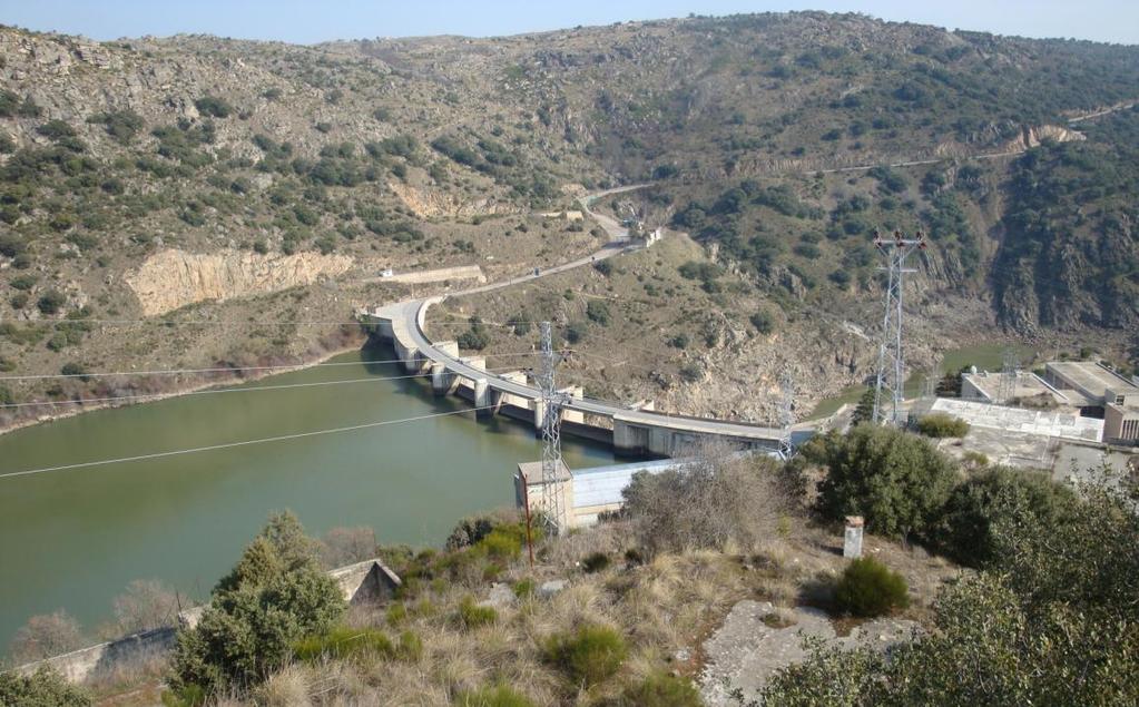 Com interesse do ponto de vista da Engenharia, existe em Miranda do Douro a Barragem de Miranda que faz parte do Aproveitamento Hidroeléctrico da cidade (Figura 11).
