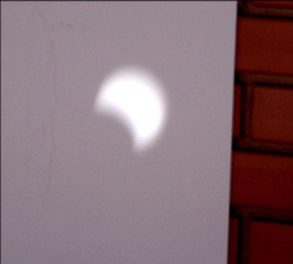 Imagem do Sol durante o eclipse de 11/09/2007 conseguida com um pequeno espelho plano (dimensão do