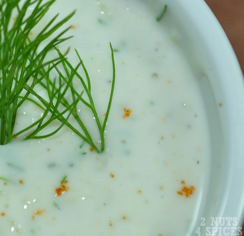 Vale a pena fazer esse molho sempre, pois tudo com ele fica melhor, de um sanduíche de queijo branco a um peito de frango grelhado.