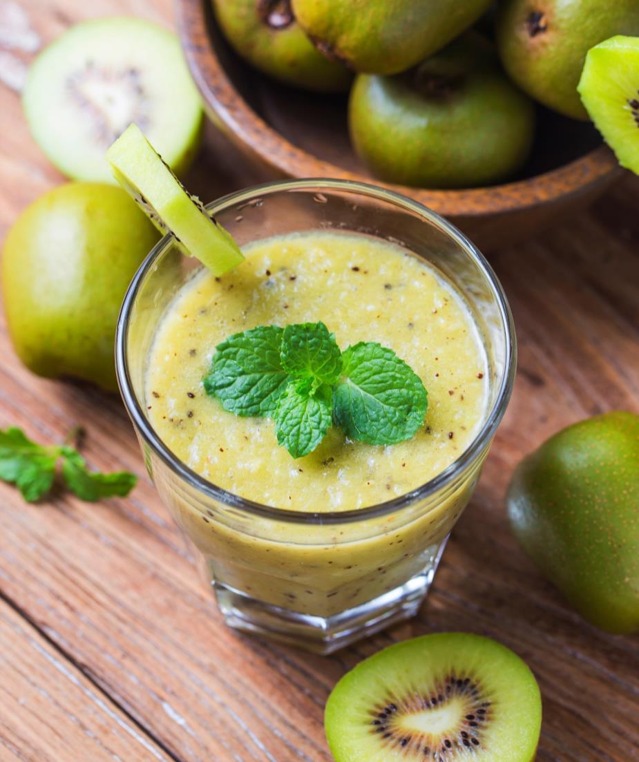 Suco de Kiwi e Folhas Verdes Se você quer mais opções de suco verde, essa é umas das receitas mais completas.