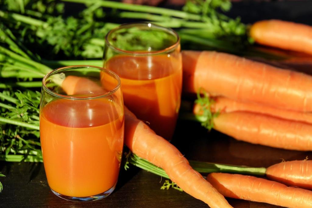 Suco de Cenoura com Abacaxi Essa é uma ótima receita, pois é desintoxicante, auxilia na digestão e se você não gosta de tomar seu suco de manhã, é uma opção perfeita para tomar no período da tarde.