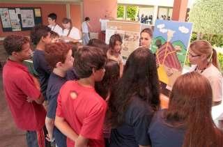 105 Fotos - Mostra de Geologia e Paleontologia realizada nos Colégios Estaduais Professor Meneleu de Almeida Torres e Nossa Senhora da Glória, em