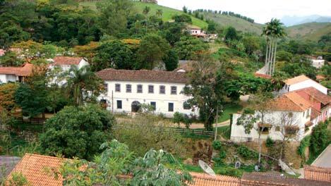 situação e ambiência A casa-sede está assentada sobre um platô com portentoso muro