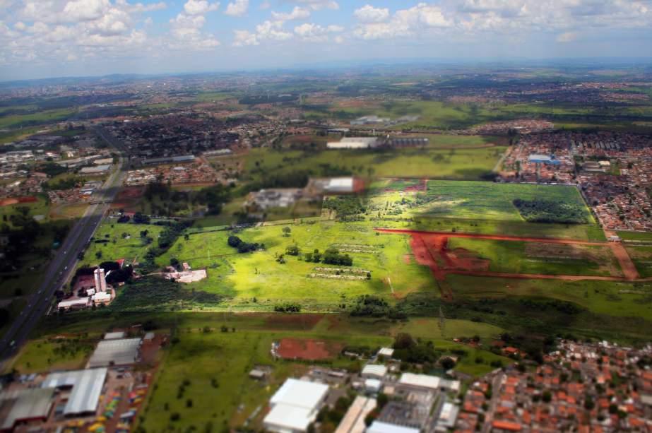 Rod. Anhanguera, Km 106 - Sumaré, SP Distância de São Paulo 102 km Em frente à Rodovia Anhanguera e próxima à Rodovia dos Bandeirantes.