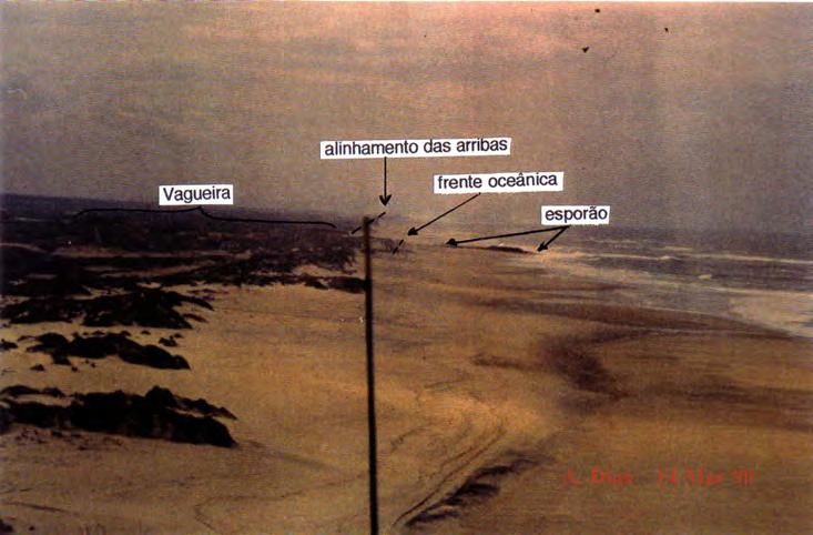 muito recente, verificado possivelmente na última maré cheia viva (marcado pela linha mais escura constituída por detritos deixados pela maré). (Foto A.Dias 14.MAR.90) Figura 3.29 - Vagueira.