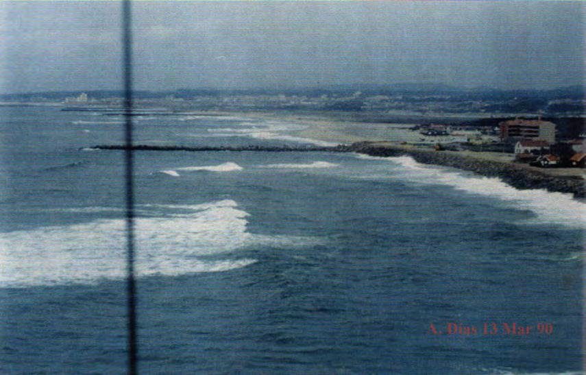 Em primeiro plano é visível a parte externa da "barrinha" de Esmoriz e um afloramento silto-argiloso exposto durante a maré vazia.