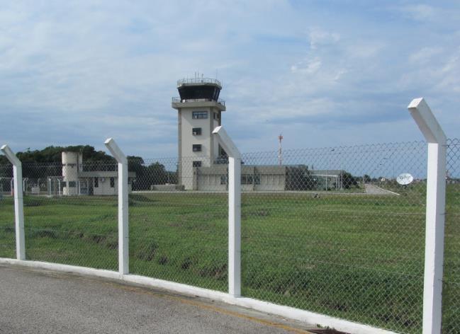 Aeroporto Internacional Hercílio Luz Florianópolis - SC 26 Figura 2-7 Torre de Controle Figura 2-8 Radar de