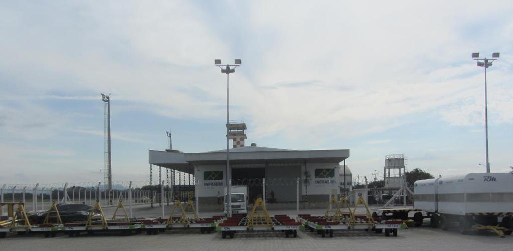 Aeroporto Internacional Hercílio Luz Florianópolis - SC 36 Figura 2-24 Pátio de caminhões do lado terra Fonte: Visita de Campo 2.3.3.4 Sistema Viário de Acesso O acesso ao sistema terminal de cargas ocorre pela Av.