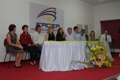 Mesa Principal Quando da formação da Mesa Principal, as Autoridades Civis, sempre serão colocadas após a Governadora, pois a reunião é de LIONS.