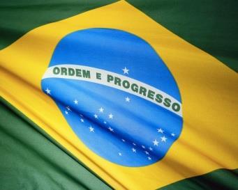 BANDEIRA DO BRASIL A Bandeira Brasileira, quando colocada na parede e atrás da Mesa principal estendida, não pode ser encoberta pelas pessoas que estão sentadas, devendo