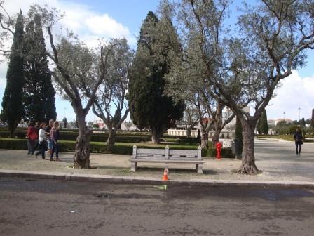 º km Na Praça do Império, Arruamento Largo frente à Igreja dos Jerónimos, 0,9 metros depois da Passadeira para