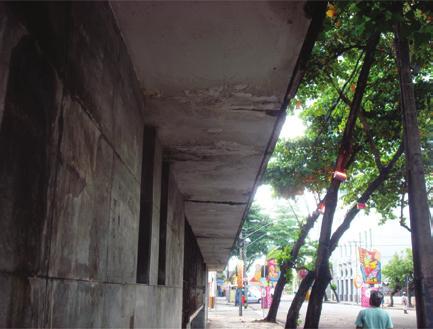 Foto 1 Vista lateral da Marquise M1 no Recife antigo cias causam a despassivação, corrosão e deterioração do aço, reduzindo a vida útil das estruturas.