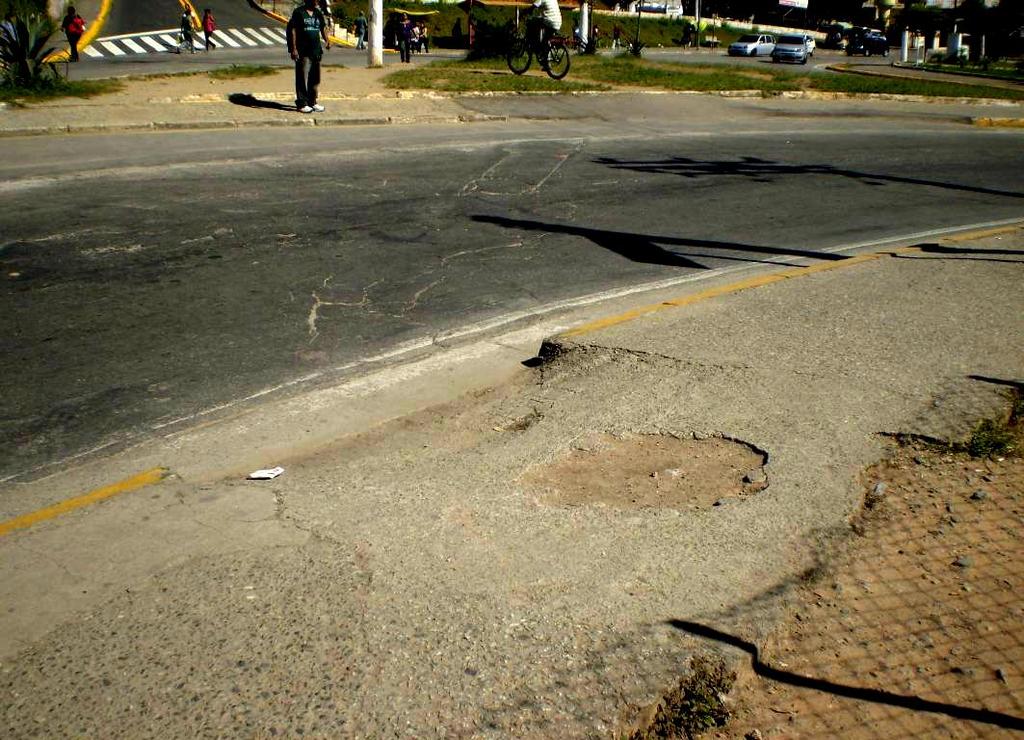 desalinhados entre si (vide linhas tracejadas); Abas laterais