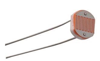 O Sensor de Luminosidade, figura 2, utilizado é um Light Dependent Resistor( LDR), ou, em português, Resistor Dependente de Luz, que é um dispositivo feito a base de sulfeto de cádmio e que tem a