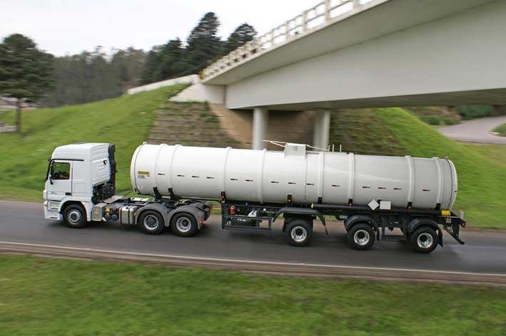 A Basculante Sobre Chassi é destinada ao transporte de areia e brita, nas versões de 8m³ para veículos 4x2 e de 10m³ até 16m³ para veículos 6x2/6x4.
