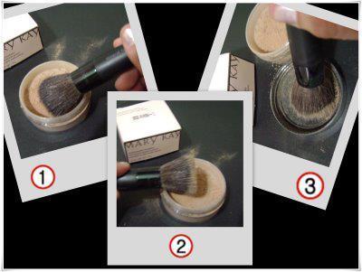 Com a tampa fechada, agite levemente o pote para dispensar o produto. Remova a tampa e aplique levemente o pincel para Base em Pó.