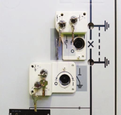 1. Características gerais Compartimento dos comandos Este compartimento contém o comando do interruptor de manobra-seccionador e do seccionador de aterramento ou o aparelho multifunções, os