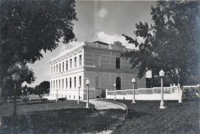 junho do mesmo ano. 1935-1939: Grupo Escolar Cel. Flamínio Ferreira de Camargo. 1936-1937: Escola Profissional Municipal Mista Primária Dr. Trajano Camargo. 1937-1938: Colégio Santo Antônio.