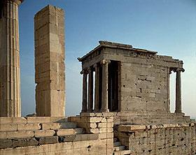 Foi construído ainda o templo de Atena Nike, numa plataforma junto ao propileus Dominando a Via Sacra é uma construção muito simples,