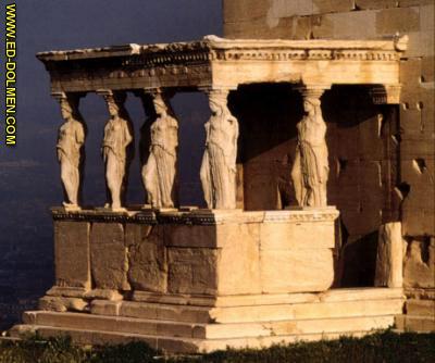 Sul enfrentando o Pártenon, o célebre Pórtico das Cariátides, com 6 figuras femininas substituindo as colunas a