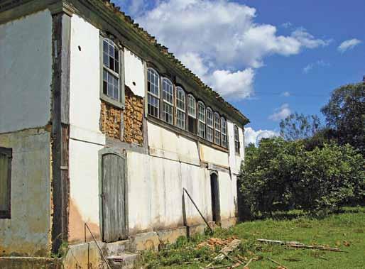 detalhamento do estado de conservação No embasamento também se observa a infiltração ascendente.