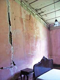 As paredes com sujidades demonstram em quase todos os cômodos o comprometimento com rachaduras (f51) e fissuras devido aos recalques estruturais; parte da parede do quarto