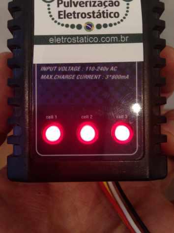 Procedimentos 3. Carregando a bateria. (1) - Ligar a alimentação na tomada (2) - Plugar a bateria no carregador (3) - Luz vermelha bateria descarregada (4) - Luz vende bateria carregada (5).