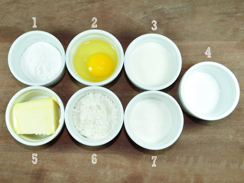 1234567-3 e ½ colheres de chá de fermento em pó; 1 ovo; 300ml de leite; 1 e ½ colher de chá de sal; 3 colheres de sopa de manteiga sem sal; 1 e ½ xícara de farinha de trigo; 1 colher de