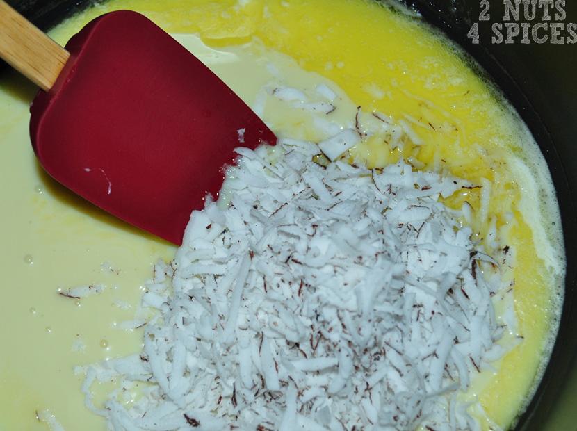 Em uma panela em fogo médio, adicione a manteiga, o leite condensado e o coco ralado.