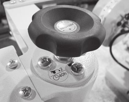 Regulagem de pressão A regulagem de pressão somente poderá ser feita quando a máquina estiver aberta. Isto se dá através de um manípulo na parte superior da máquina (desenho).