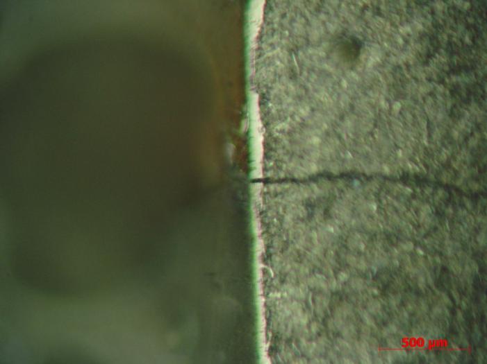 Na foto a seguir, sem ataque químico, comprova-se que a origem da trinca é na superfície ou próximo dela.