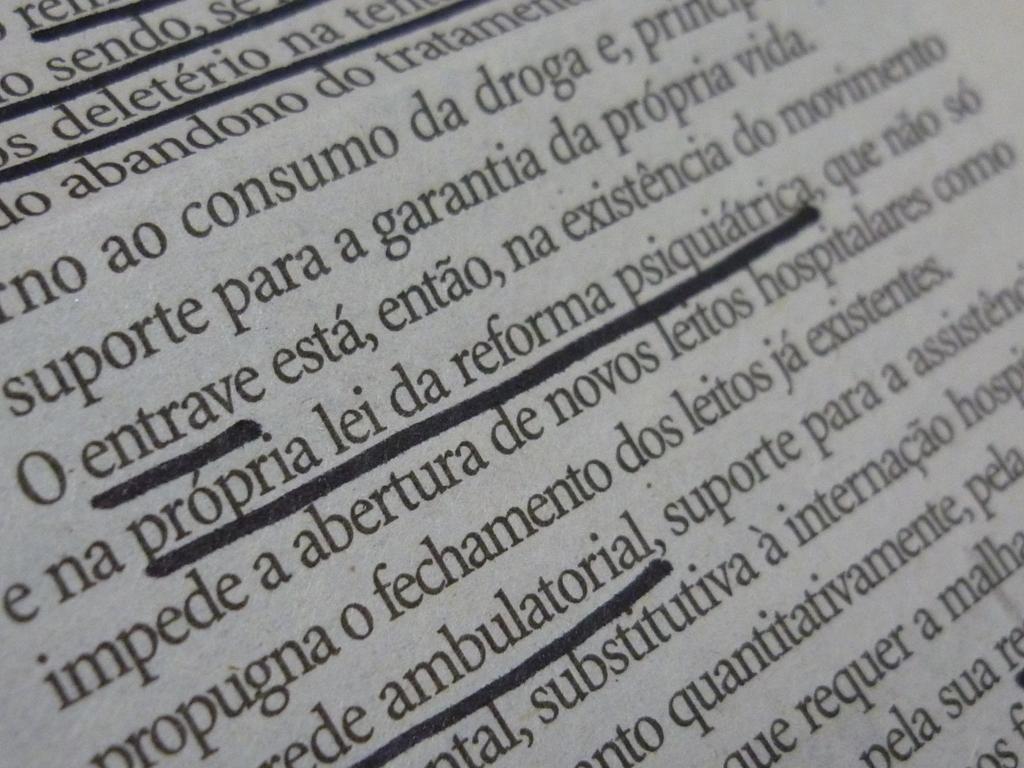 Os Usuários: perigosos Doente (sem condições de decidir sobre seu tratamento) Criminoso (roubam para consumir, descrição moral) Vítima (crianças) Violento (periculosidade) Sem educação e Sem trabalho