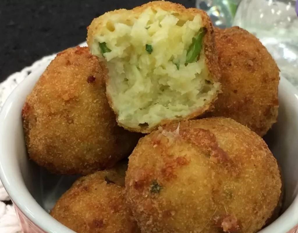 Bolinho de Arroz de Couve-flor Ingredientes 350 g de arroz de couve-flor 1 gema 50 g de parmesão ralado no ralo fino 100 g de muçarela ralada no ralo grosso 50 g de farinha de trigo salsinha,