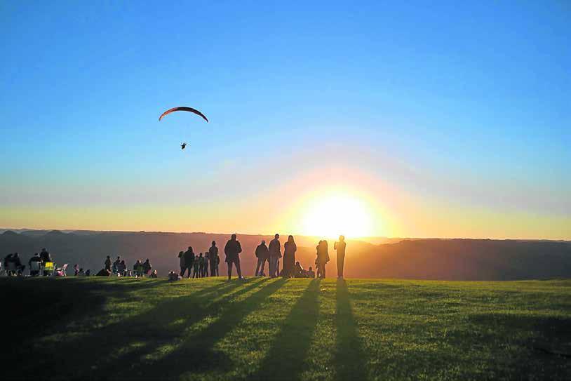 Ninho das àguias O mirante, a 720 metros de altura, descortina uma incrível vista panorâmica do Vale do Caí e da cidade de Caxias do Sul.