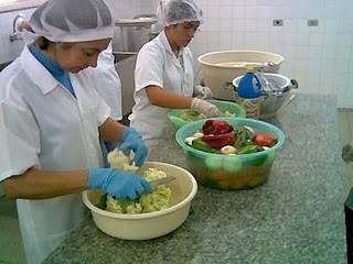 Etapas de processamento de hortaliças minimamente processadas Recepção Pré lavagem Seleção Preparo e corte Lavagem