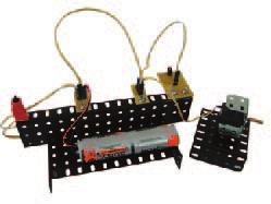 13 4 LIGAÇÕES PARALELAS E EM SÉRIE OS COMPONENTES PARA A MONTAGEM 1 caixa de 4 pilhas AA 1 MOTOR 1 Cabo de 25cm com 2 terminais 1 Interruptor de pressão 1 Conector INT LIGAÇÃO EM PARALELO LED