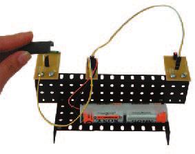 18 Aqui temos o sensor de ímã fazendo a mesma função do interruptor e sensor de dois pares. O circuito aqui é NA (normalmente aberto); a corrente não está passando pelo sensor.