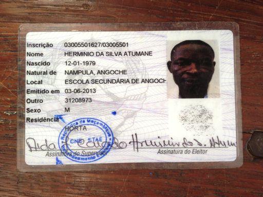 Neutralizado presidente de mesa que queria votar com cartão de eleitor de Angoche A Polícia da República de Moçambique (PRM) em Nampula deteve o presidente da mesa número 03001802, instalada na EPC