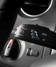 Com a ajuda do Bluetooth e dos comandos sob o volante, o seu telemóvel* e sistema de som estão ao alcance dos seus dedos.