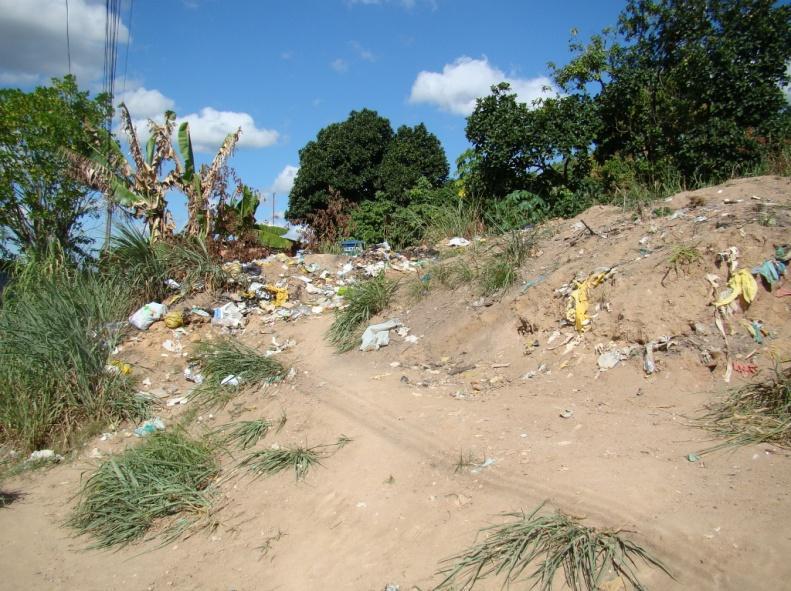 O descarte generalizado de lixo em terrenos baldios e encostas constitui uma situação permanente