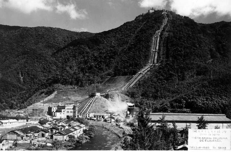 energia elétrica na Usina Hidrelétrica (UHE) de Henry Borden, em Cubatão, aproveitando-se do desnível da Serra do Mar.