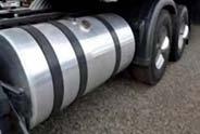 : R13032004 - Kit Tanque Combustível Volvo NH/EDC 300L IMPORTANTE Não pisar sobre o tanque de combustível; Reapertar os parafusos das cintas com frequência; Não utilizar produtos abrasivos