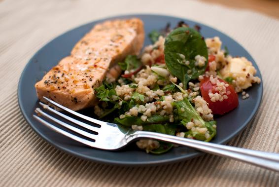 Trouxas de Quinoa e Salmão INGREDIENTES Folhas (grandes) de couve lombarda 2 Postas de salmão grelhado sem pele e espinhas Quinoa (preparada segundo as instruções da embalagem) Folhas de sálvia 1