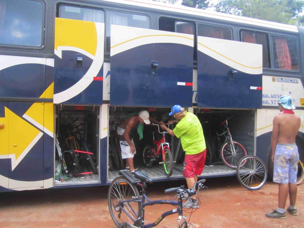 140 que estavam dispostos a ajudar. Figura 17 Bicicletas sendo retiradas do ônibus, Rio Pardo/RS.