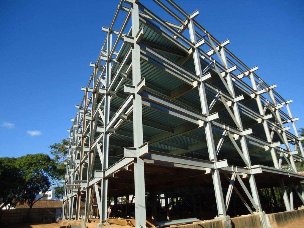 4.4.2 Características da estrutura A estrutura do Edifício das Licenciaturas é constituída por vigas e pilares seção em perfil I de aço, com painéis contraventados em delta.