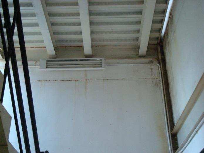 Figura 107 - Manchas de umidade e corrosão observadas no interior da caixa de escada do Edifício do CCB-II.
