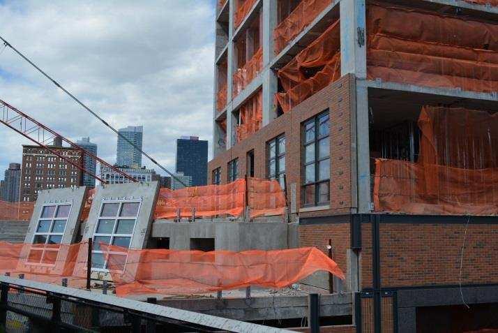 apresentam-se imagens de painéis pré-moldados em concreto utilizados para vedação vertical, na cidade de Boston-EUA.