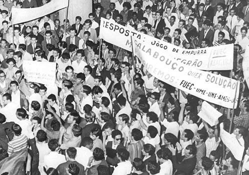 POLÍTICA EDUCACIONAL BRASILEIRA: A DÉCADA DE 1960 E A DITADURA MILITAR Aula 4 META Apresentar as intenções governamentais com as mudanças estabelecidas na educação fundamental e a implantação da