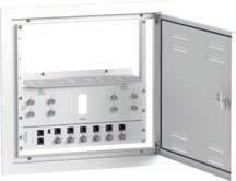 conectores de compressão angulares, cargas 75Ω, barramento de terra, prateleira, tomada eléctrica e etiqueta para identificação das saídas Espaço de reserva
