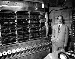 Modelo de John Von Neumann (1945) Primeiro